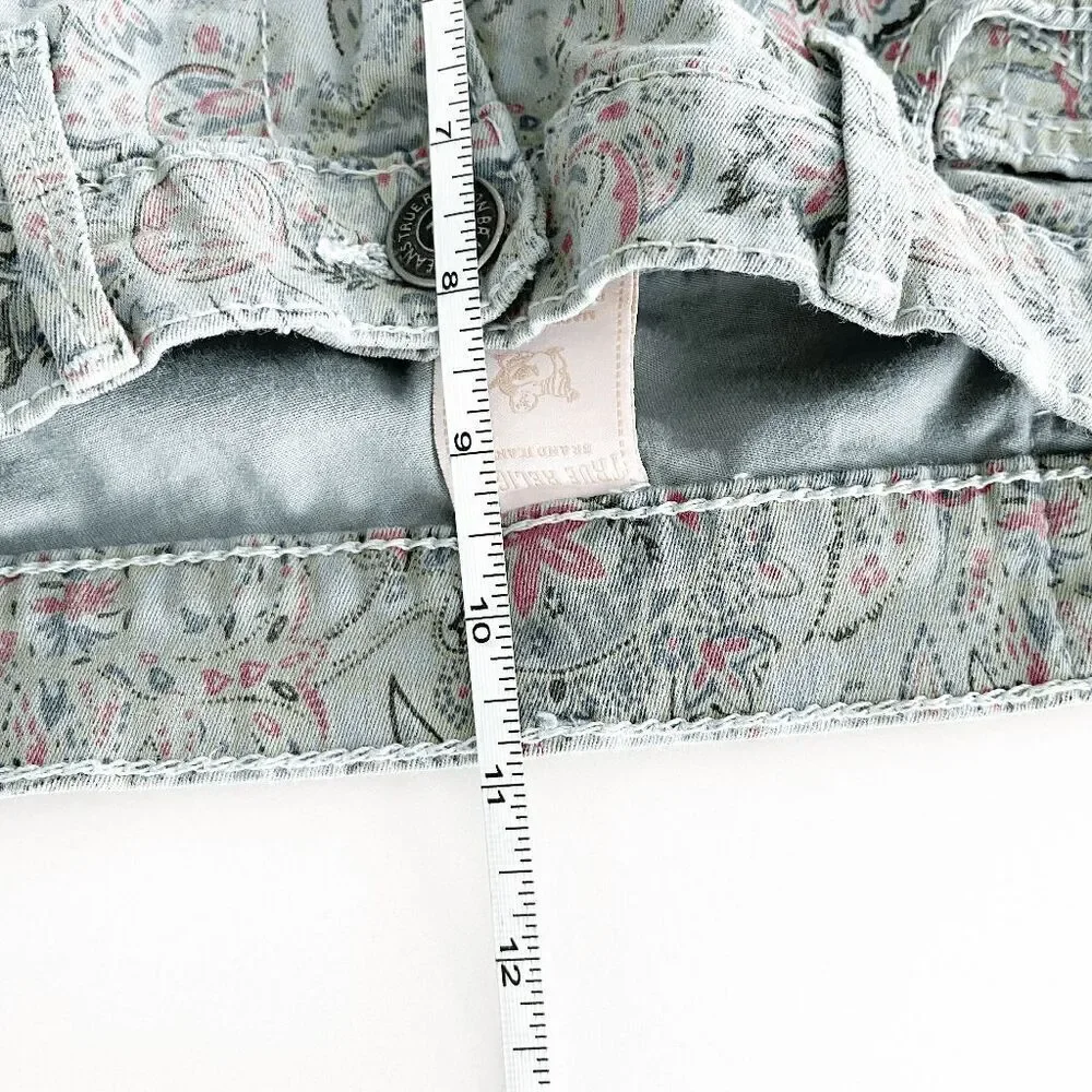Women's Printed Slim Jeans - Light Gray with Pink Paisley - Picture 10 of 10